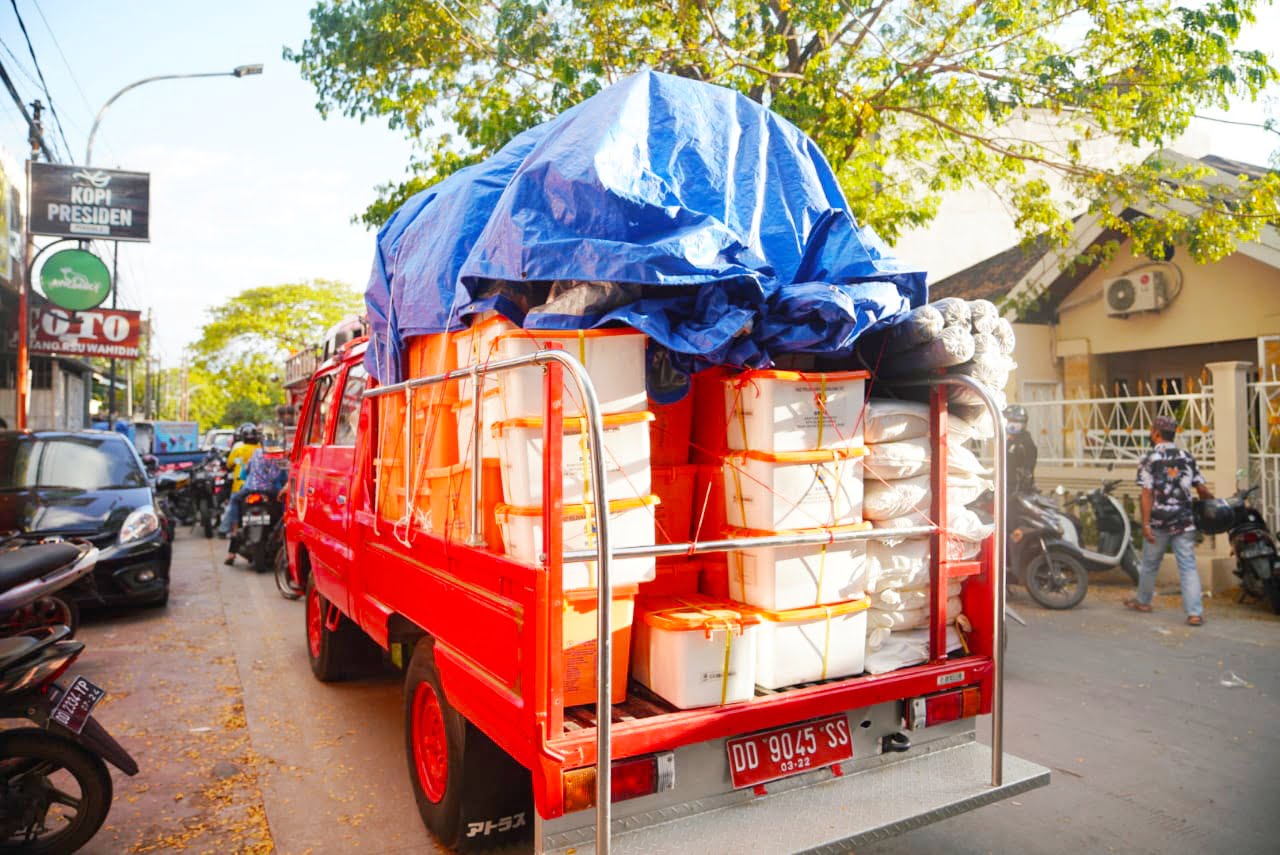 Tinjau Kondisi Korban Kebakaran di Jl. Muh Tahir, Plt Gubernur Minta Warga Bersabar 2 bantuan logistik dari BPBD Sulawesi Selatan kepada para korban kebakaran