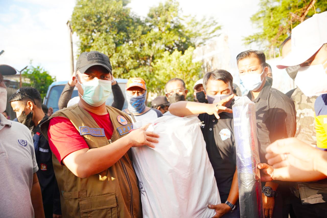 Tinjau Kondisi Korban Kebakaran di Jl. Muh Tahir, Plt Gubernur Minta Warga Bersabar