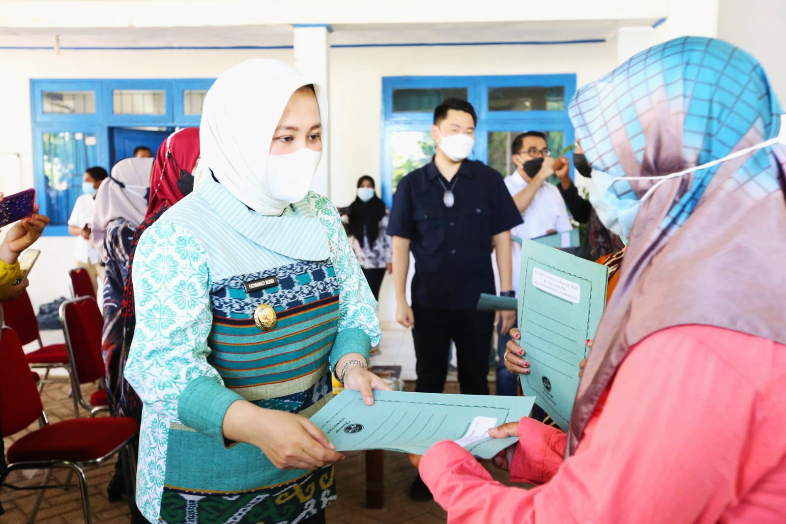 Wawali Fatmawati Serahkan Bantuan 50 Hand Traktor dan 50 Cultivator kepada Kelompok Tani Makassar