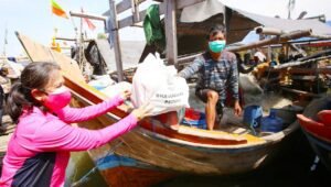 Ketum Bhayangkari Blusukan Bagikan Bansos ke Nelayan Muara Angke