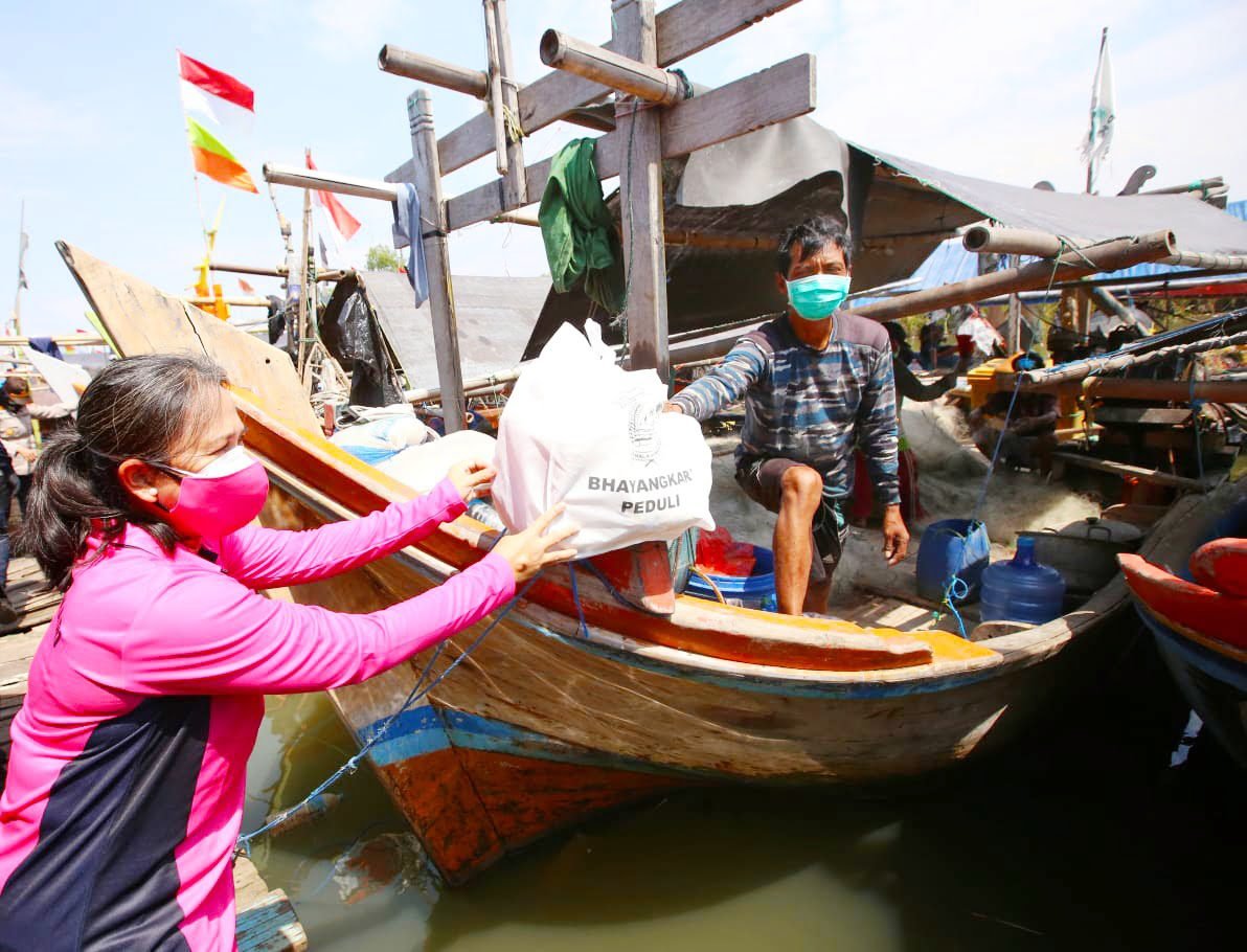 Ketum Bhayangkari Blusukan Bagikan Bansos ke Nelayan Muara Angke