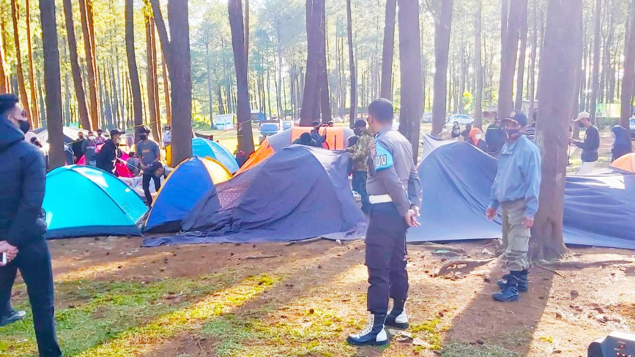 Tim PPKM Mikro Gowa Tertibkan Camping Hutan Pinus Lembanna