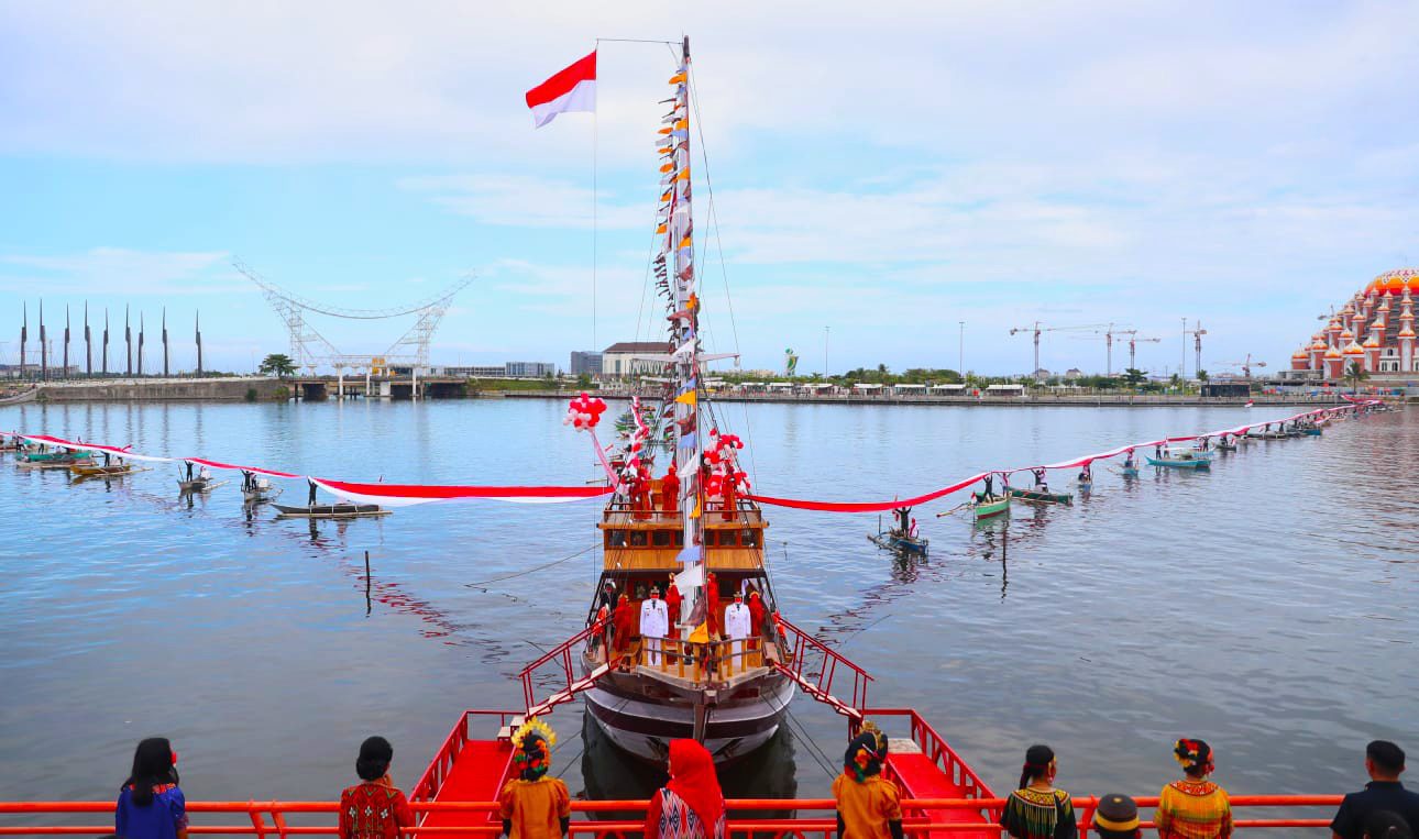 Bendera 1.000 Meter Di Bentangkan, Simbol Semangat Pemkot Makassar Atasi Covid-19