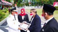 HUT RI ke-76: Plt Gubernur Sulsel Beri Penghargaan kepada 10 Tokoh Covid-19
