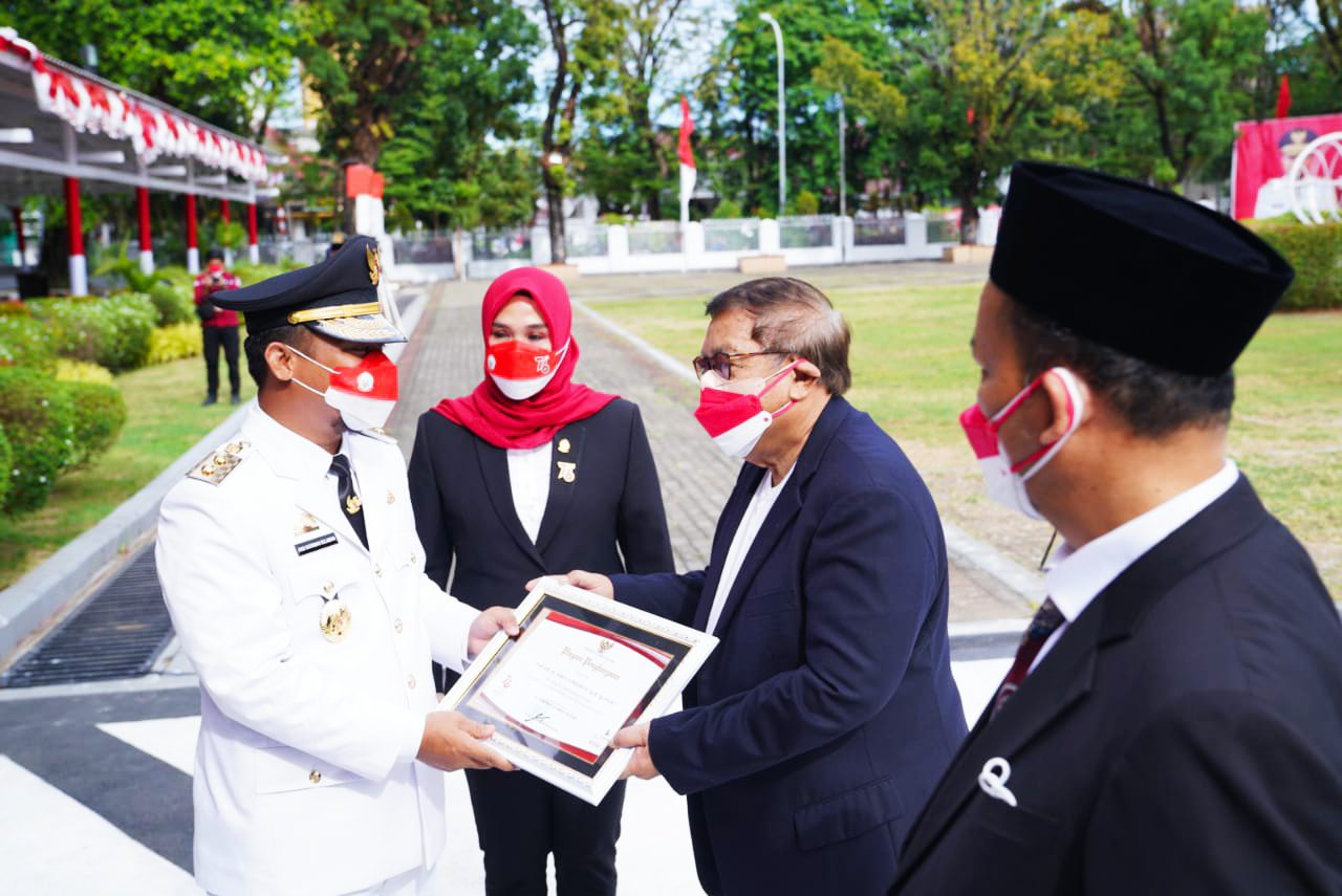 HUT RI ke-76: Plt Gubernur Sulsel Beri Penghargaan kepada 10 Tokoh Covid-19