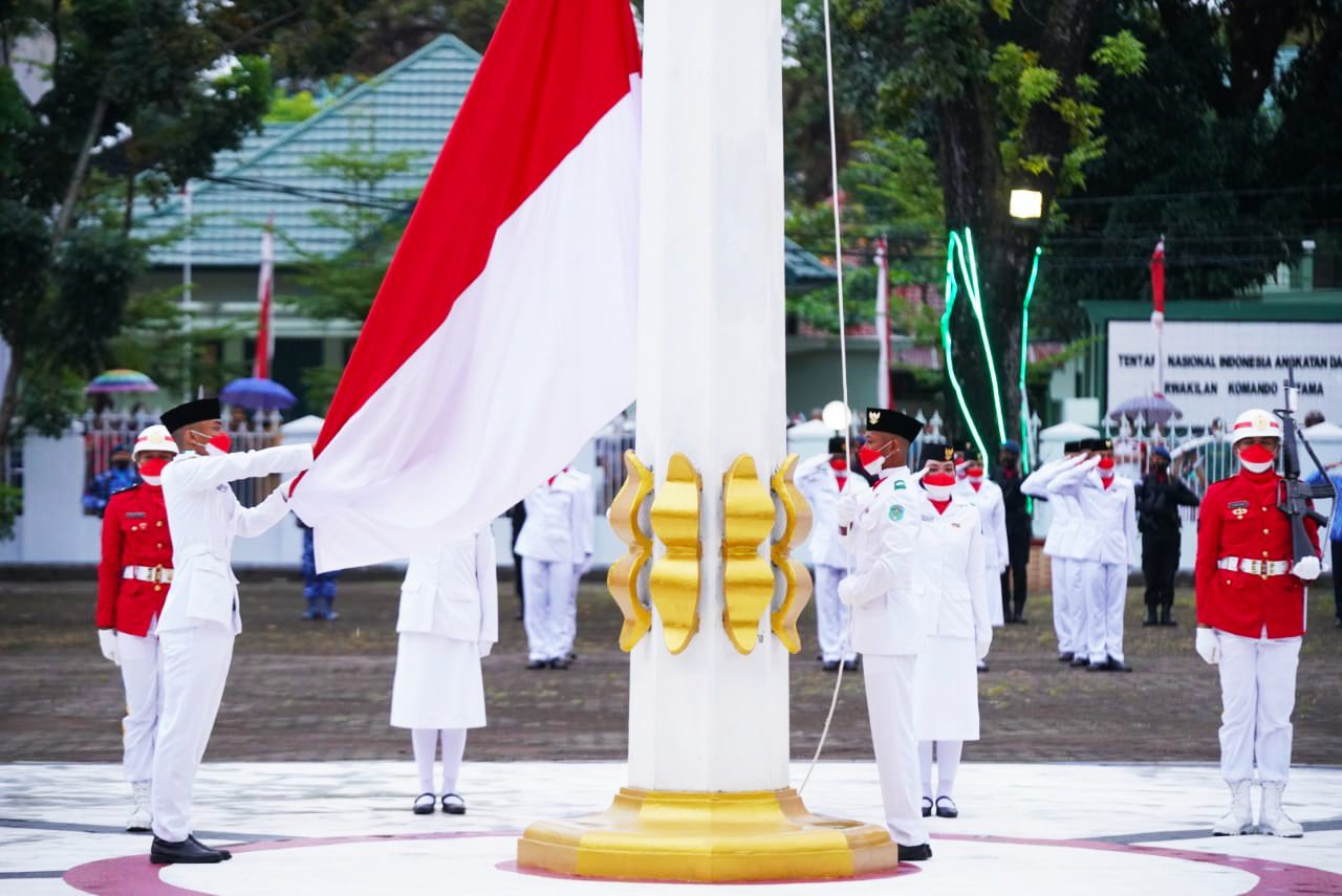 Di Tengah Guyuran Hujan, Plt Gubernur Sulsel Bertindak Sebagai Irup Penurunan Bendera pada 76 Tahun RI