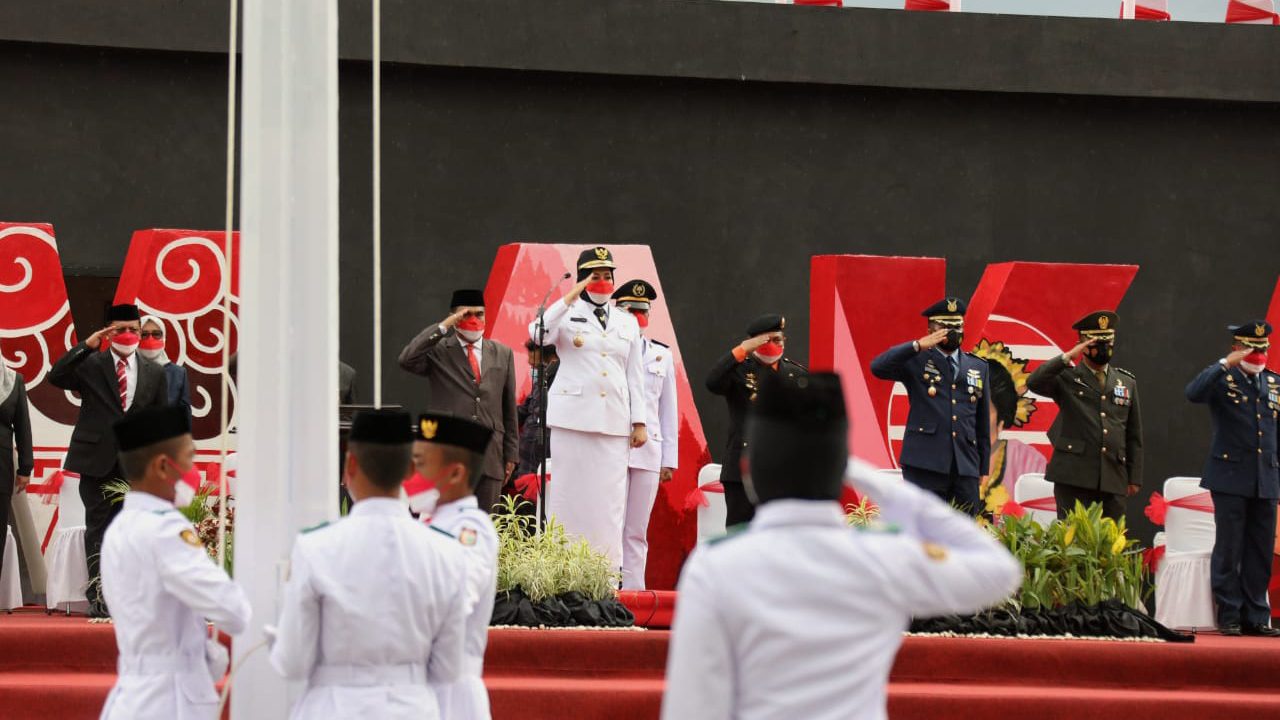 Hujan Gerimis, Penurunan Bendera di Makassar Berjalan Lancar