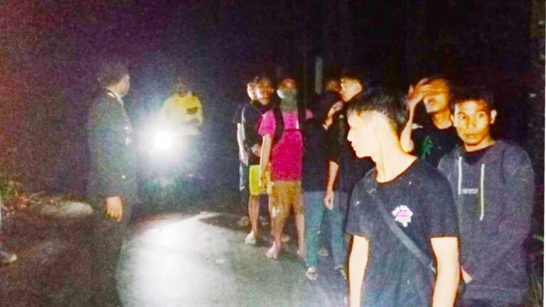 10 Pemuda Makassar Terjebak di Sungai Jeneberang, Berhasil Dievakuasi 3 10 Pemuda Makassar Terjebak di Sungai Jeneberang, Berhasil Dievakuasi