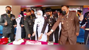 HUT RI ke-76: Forkopimcam Tinggimoncong Potong Kue Bersama