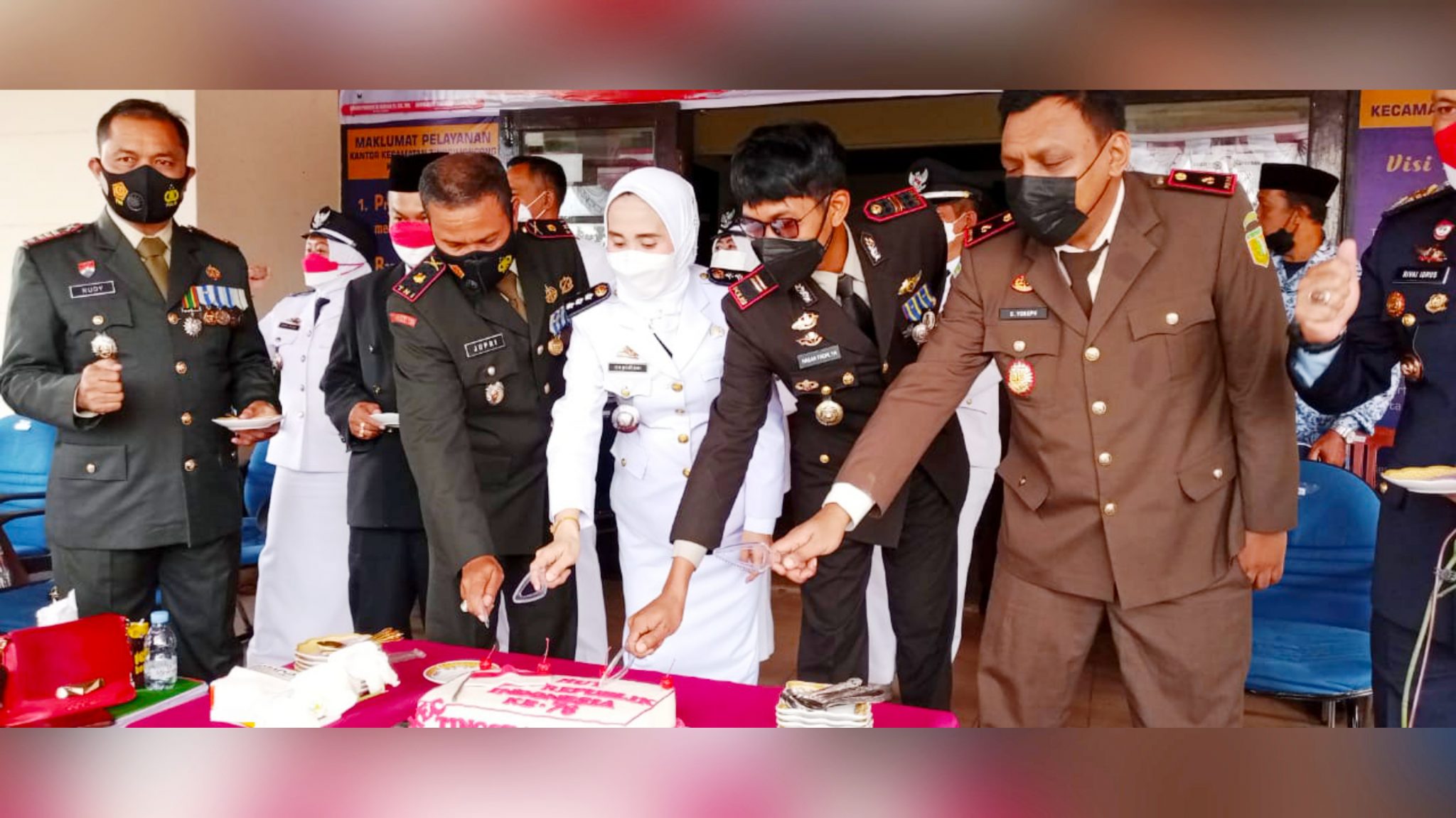 HUT RI ke-76, Forkopimcam Tinggimoncong Potong Kue Bersama