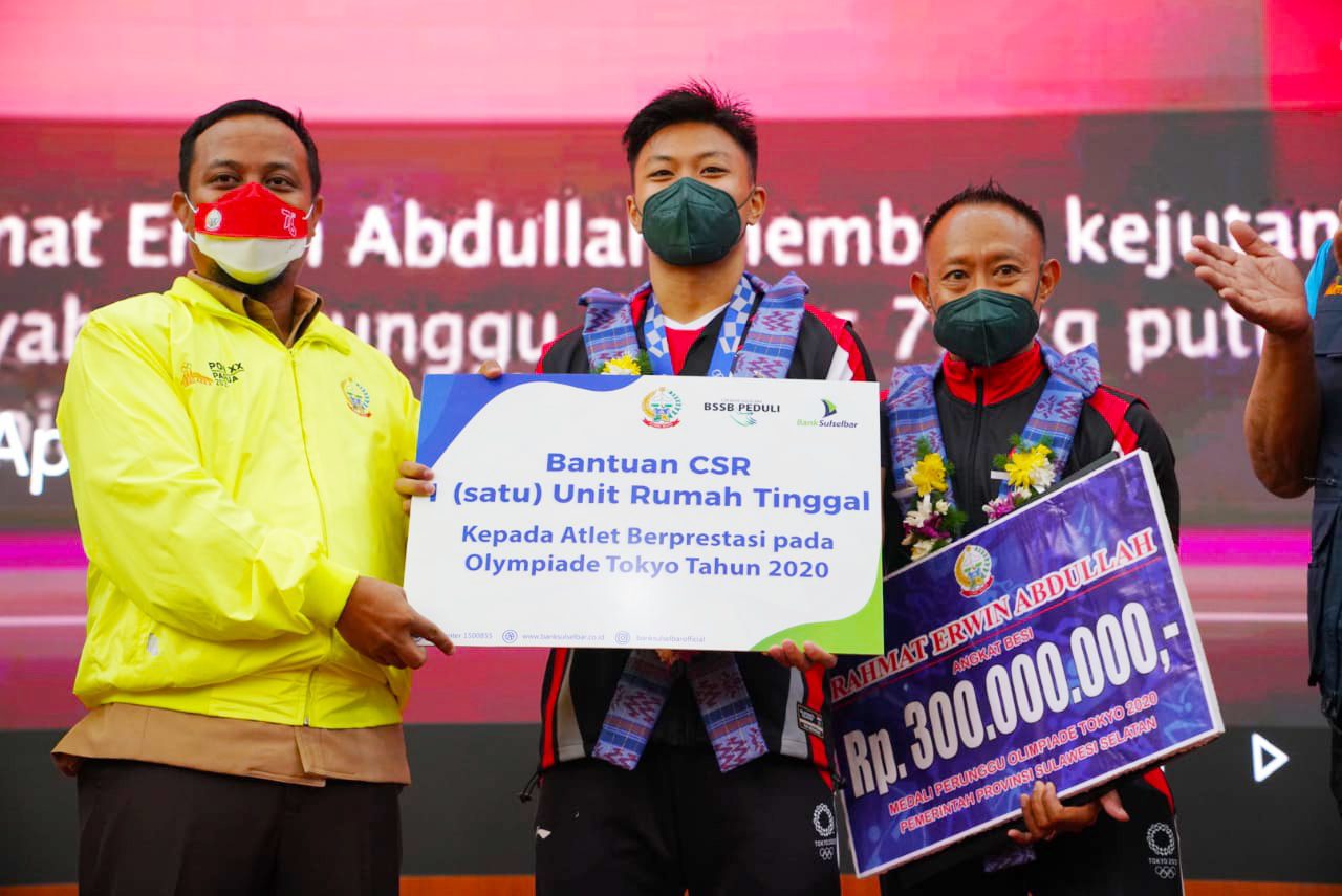 Plt Gubernur Sulsel Serahkan Bonus Uang Hingga Rumah Bagi Rahmat Erwin Abdullah, Lifter Peraih Perunggu Olimpiade Tokyo 2020