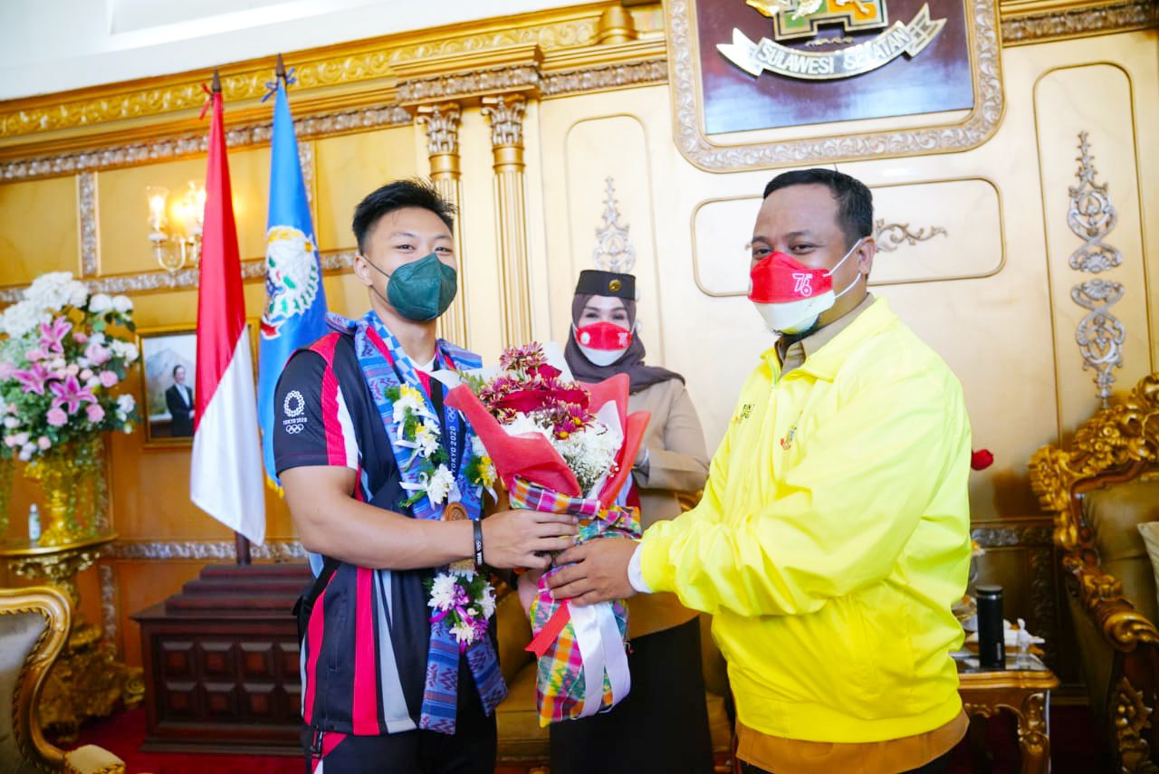 Plt Gubernur Sulsel Serahkan Bonus Uang Hingga Rumah Bagi Rahmat Erwin Abdullah, Lifter Peraih Perunggu Olimpiade Tokyo 2020 2 Plt Gubernur Sulsel Serahkan Bonus Uang Hingga Rumah Bagi Rahmat Erwin Abdullah, Lifter Peraih Perunggu Olimpiade Tokyo 2020
