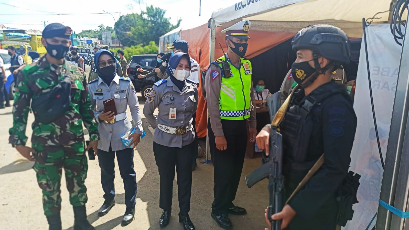 Selain Pantau PPKM, Dishub Sulsel & Tim Patroli Terpadu juga Bagi-bagi Sembako