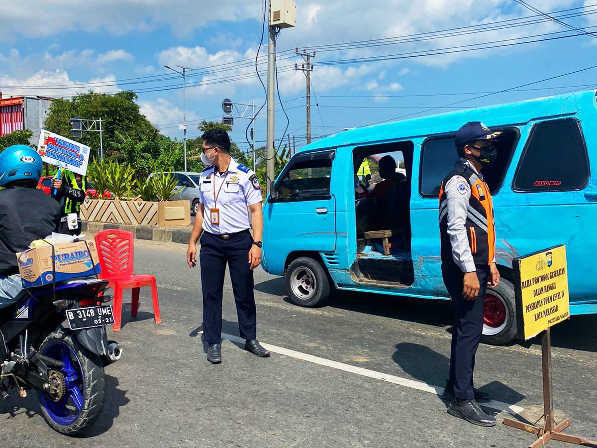 Pantau PPKM Makassar-Maros, Dishub Sulsel & Tim Patroli Terpadu juga Bagi Sembako 2 Selain Pantau PPKM, Dishub Sulsel & Tim Patroli Terpadu juga Bagi-bagi Sembako