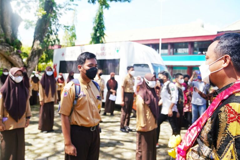 200 Pelajar di SMAN 1 Pinrang telah Divaksin 8 200 Pelajar di SMAN 1 Pinrang telah Divaksin
