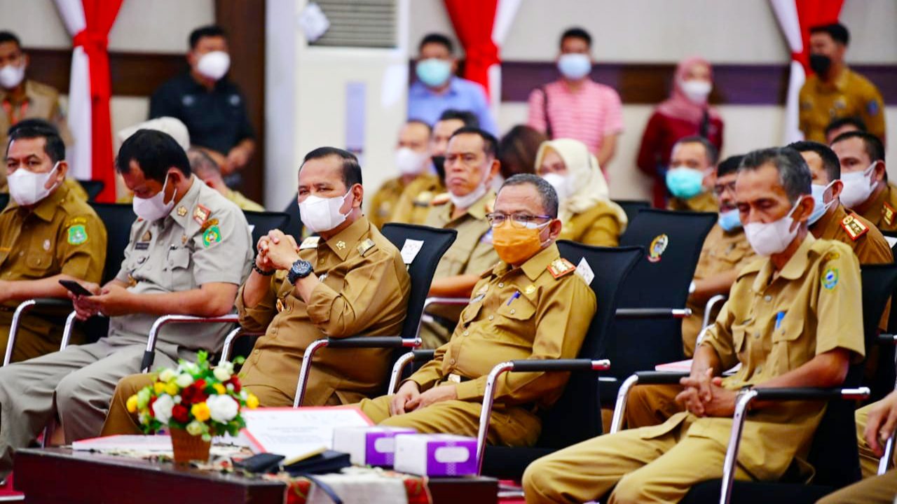 Serahkan Bantuan 10.500 Paket Sembako CSR, Plt Gubernur Minta Kepala Daerah pastikan Tepat Sasaran