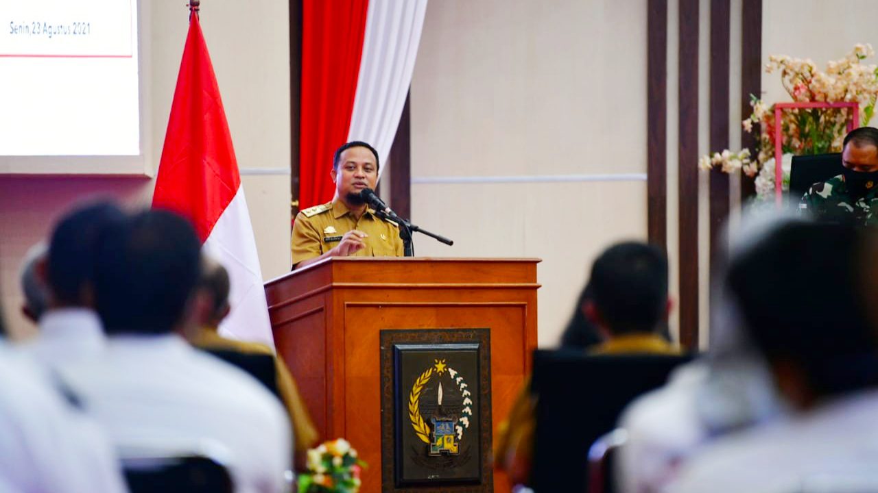 Serahkan Bantuan 10.500 Paket Sembako CSR, Plt Gubernur Minta Kepala Daerah pastikan Tepat Sasaran