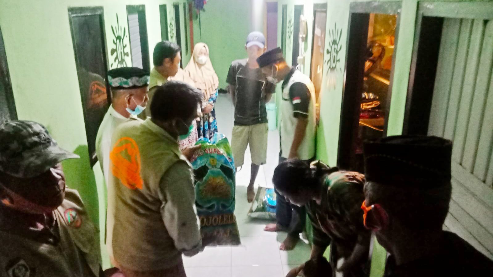 Warga ORW. 01 Kelurahan Biring Romang Serahkan Sumbangan untuk Korban Kebakaran