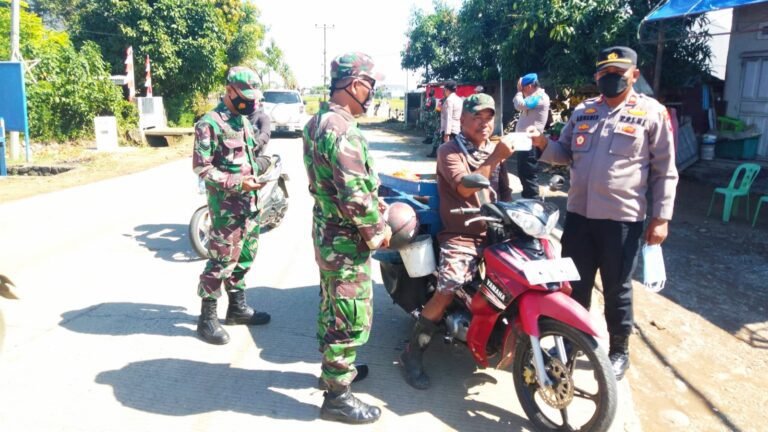 Kapolsek Barombong & Tim Gabungan Gelar Operasi Yustisi PPKM 5 Kapolsek Barombong & Tim Gabungan Gelar Operasi Yustisi PPKM