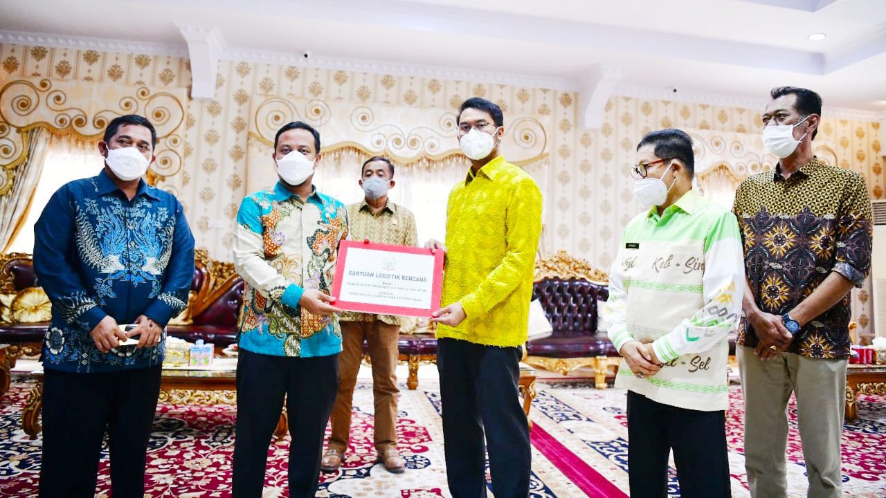 Serahkan Bantuan di Sinjai, Plt Gubernur berharap dapat dimanfaatkan warga terdampak bencana