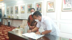 Plt Gubernur Sulsel Terima Bantuan  250 Oksigen dari Kadin Sulsel