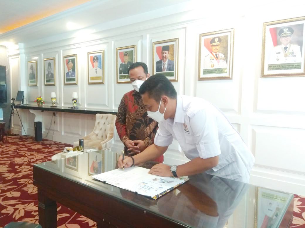 Plt Gubernur Sulsel Terima Bantuan 250 Oksigen dari Kadin Sulsel