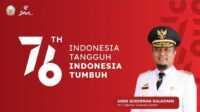 Di Tengah Guyuran Hujan, Plt Gubernur Sulsel Bertindak Sebagai Irup Penurunan Bendera pada 76 Tahun RI