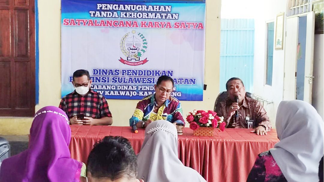 Prof Jufri Tinjau Korban Banjir dan Rapat Persiapan Kedatangan Jokowi di SMAN 13 Wajo 2 Prof Jufri Tinjau Korban Banjir dan Rapat Persiapan Kedatangan Jokowi di SMAN 13 Wajo