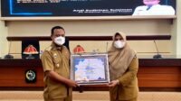 Kadis DP3A Dalduk KB Terima Penghargaan KIPP dari Plt Gubernur Sulsel