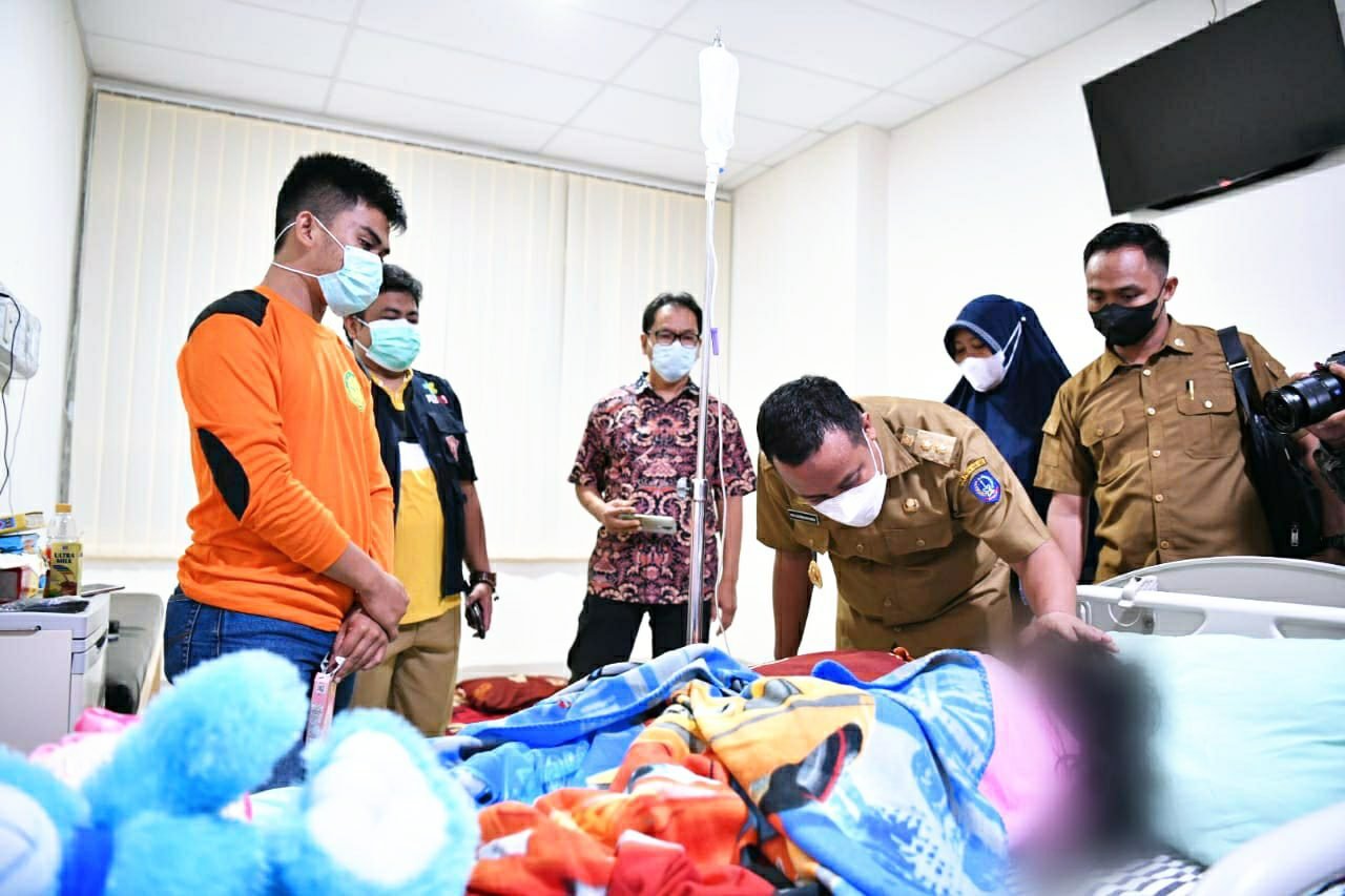 Korban Penganiayaan Orang Tua di Gowa Dijenguk Plt Gubernur Sulsel