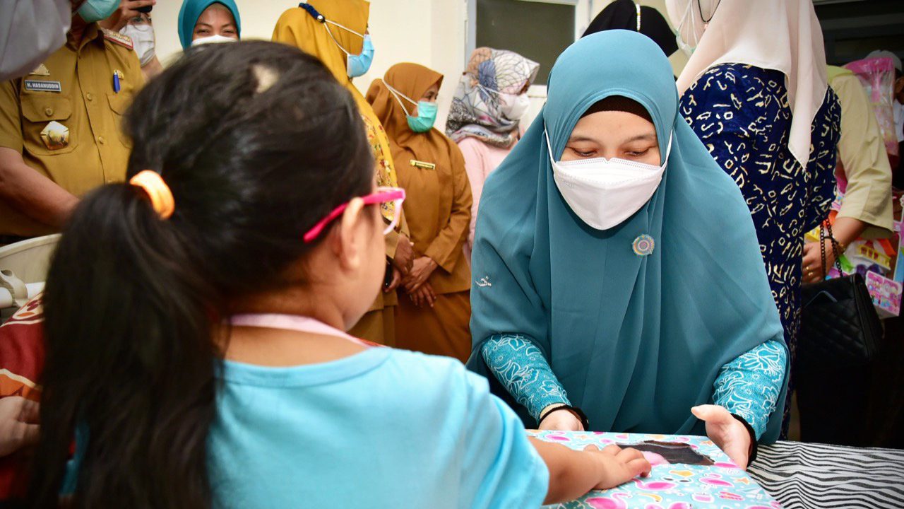 Naoemi Octarina Kunjungi Anak Korban Penganiayaan orang tua, Bawakan Beragam Hadiah 2 Naoemi Octarina Kunjungi Anak Korban Penganiayaan orang tua, Bawakan Beragam Hadiah