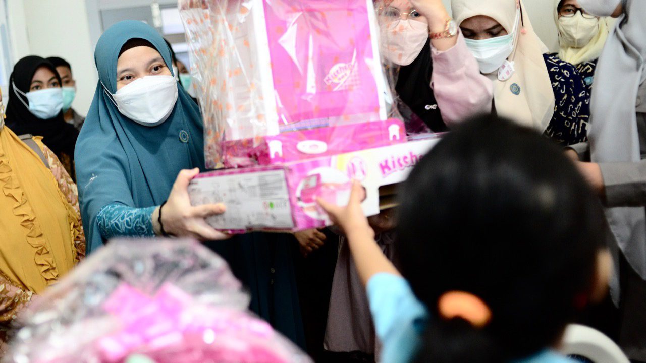 Naoemi Octarina Kunjungi Anak Korban Penganiayaan orang tua, Bawakan Beragam Hadiah