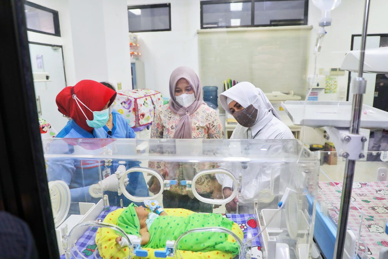 Wawali bersama Ketua TP PKK Makassar, Jenguk Bayi Laki-Laki yang Ditemukan di Bajiminasa