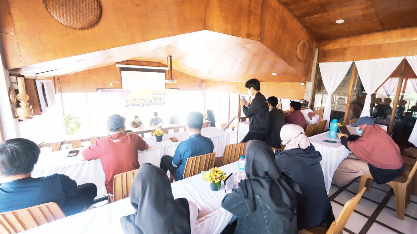 PLN Gelar Pelatihan Videografi dan Berikan Bantuan Gapura Wisata Cendol Malino 2 PLN Gelar Pelatihan Videografi dan Berikan Bantuan Gapura Wisata Cendol Malino