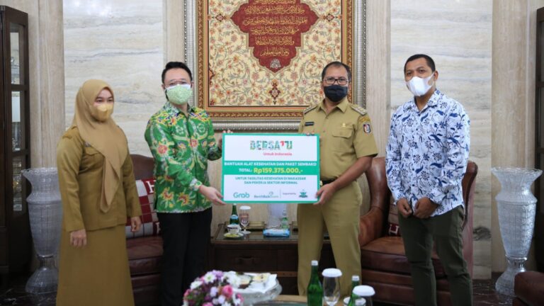 Grab Indonesia Serahkan Bantuan, Wali Kota Danny: Tingkatkan Inovasi Layanan Pelanggan
