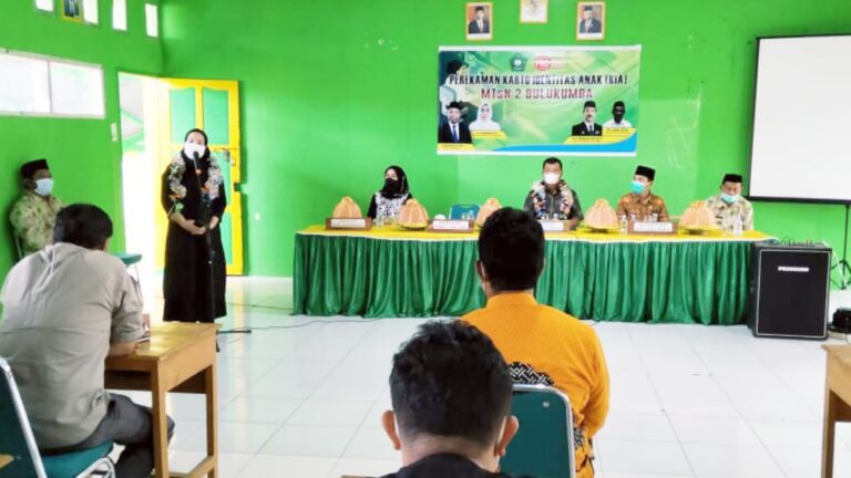 Pantau Langsung Penyerahan KIA di Bulukumba, Kadis Dukcapil Sulsel: Banyak mamfaat memiliki KIA 2 Pantau Langsung Penyerahan KIA di Bulukumba, Kadis Dukcapil Sulsel: Banyak mamfaat memiliki KIA