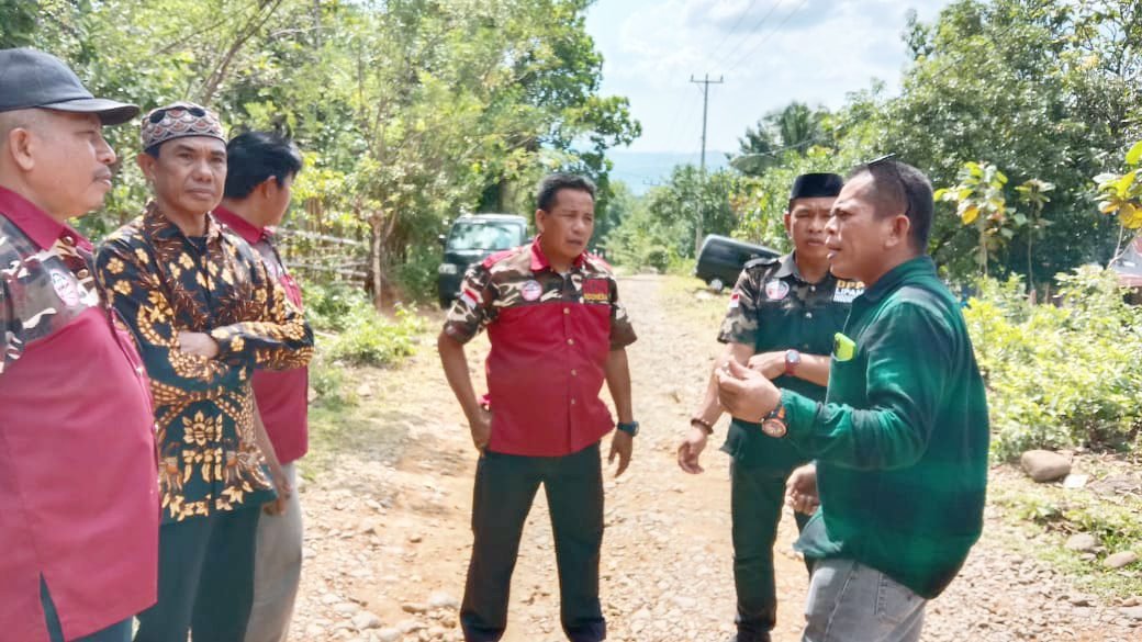 Warga Kampung Garing Tompobulu Keluhkan Buruknya Akses Jalan