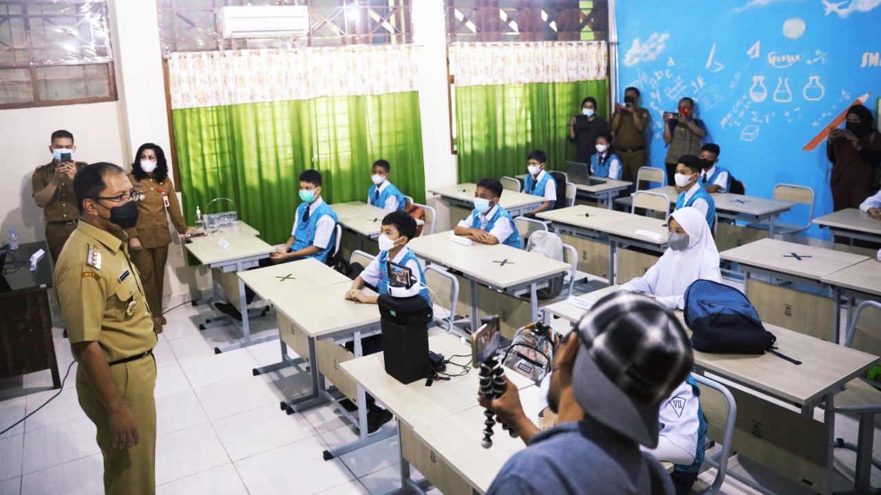Simulasi PTM SMPN 6 Makassar, Danny Pastikan Semua Pelajar Sehat