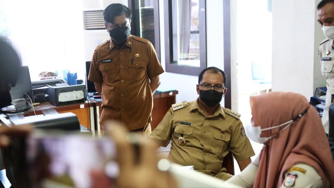 Didampingi Firman Pagarra, Wali Kota Danny Sidak Kantor Bapenda