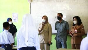 Fatmawati Rusdi Tinjau Proses PTM SMPN 44 Kelurahan Lakkang