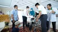 Bupati Pangkep Bantu Kursi Roda untuk Disabilitas
