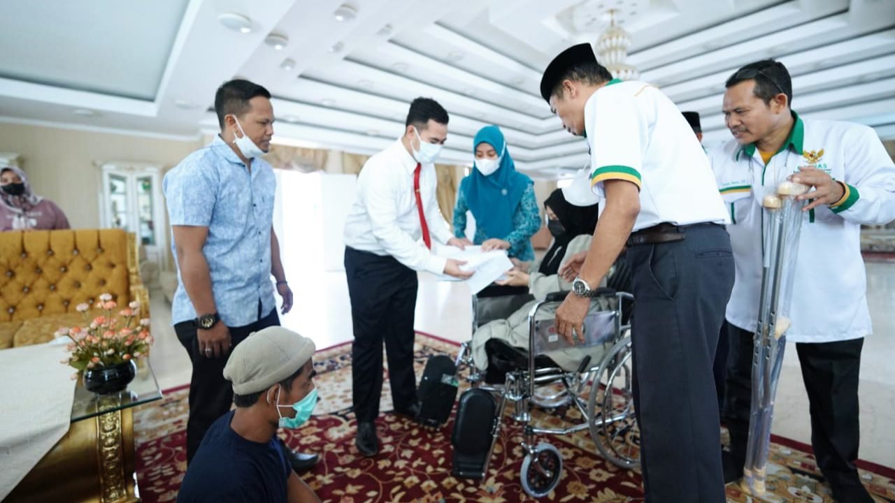 Bupati Pangkep Bantu Kursi Roda untuk Disabilitas