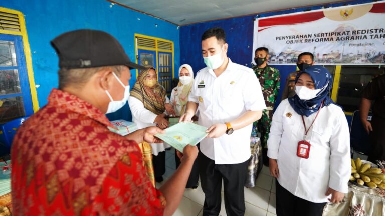Bupati MYL Bagikan Sertifikat Tanah di Desa Taraweang 6 Bupati MYL Bagikan Sertifikat Tanah di Desa Taraweang