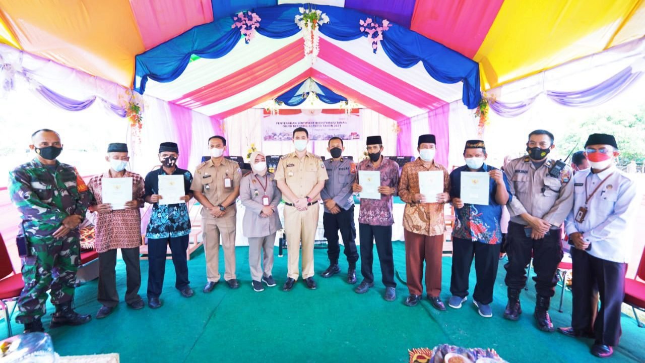 Bupati MYL Bagikan 300 Sertifikat di Balocci Baru