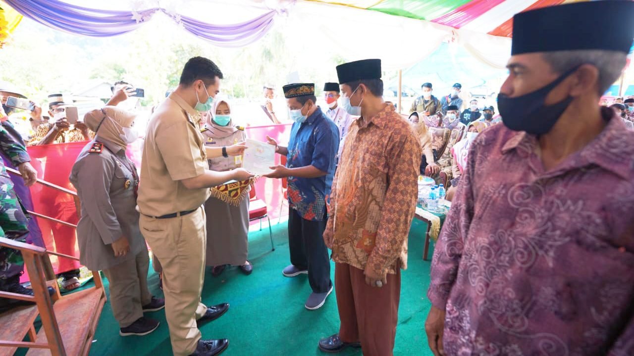 Bupati MYL Bagikan 300 Sertifikat di Balocci Baru