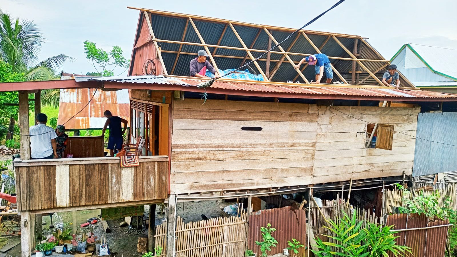 Respon Cepat, Plt Gubernur Instruksikan Logistik Untuk Korban Angin Puting Beliung di Wajo