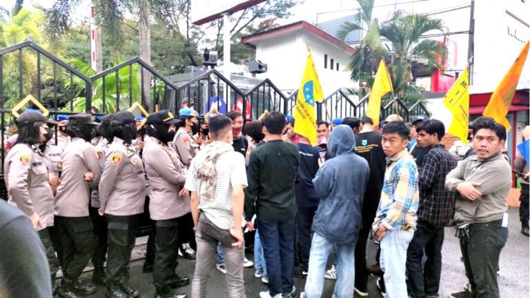 Aksi Demo Mahasiswa "Pemerintah Segera Bumikan Pancasila" 3 Aksi Demo Mahasiswa "Pemerintah Segera Bumikan Pancasila"