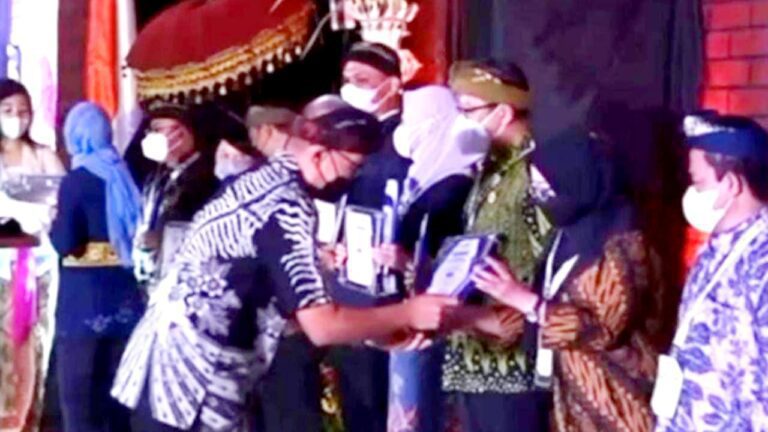 Pemkab Gowa Raih Media Sosial Terbaik Tiga se-Indonesia dari Kemenkominfo RI 6 Pemkab Gowa Raih Media Sosial Terbaik Tiga se-Indonesia dari Kemenkominfo RI