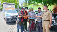Semarakkan HUT Makassar, Perumda Parkir Bagikan Kue Taripang ke Jukir