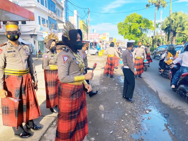 Hari Jadi Gowa, Satlantas Polres Gowa Kenakan Baju Adat Bagikan Masker Ke Pengendara 5 Hari Jadi Gowa, Satlantas Polres Gowa Kenakan Baju Adat Bagikan Masker Ke Pengendara
